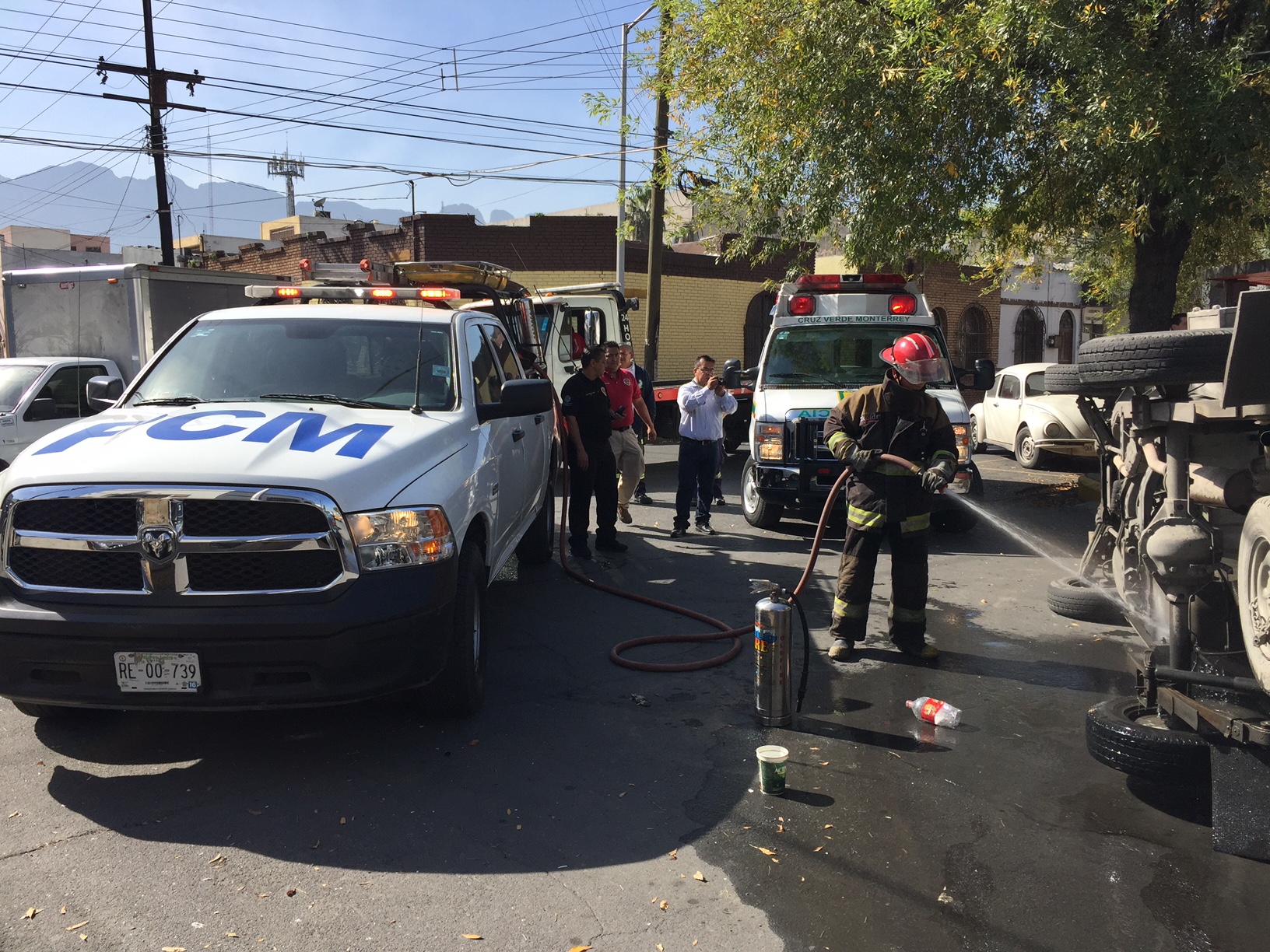 Camión de carga protagoniza accidente y termina volcado