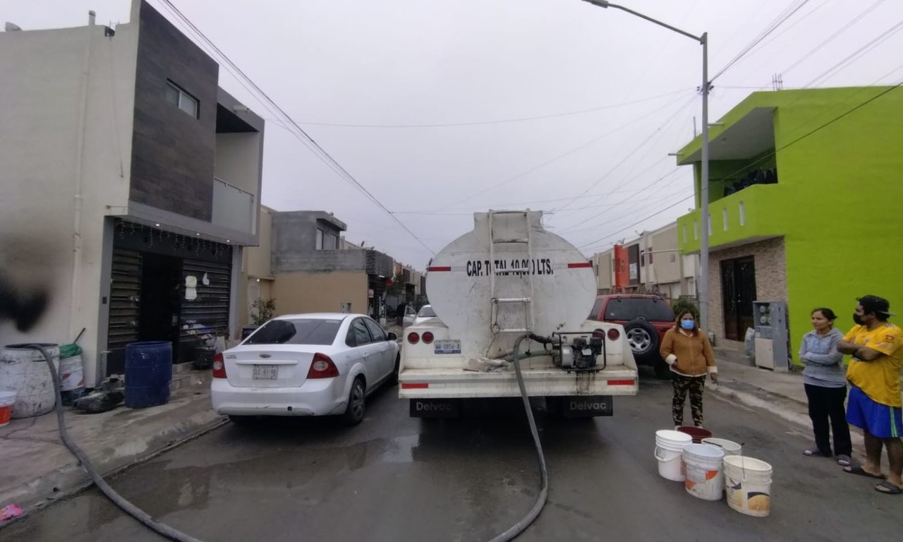 Vecinos sufren de cinco días sin agua en Escobedo