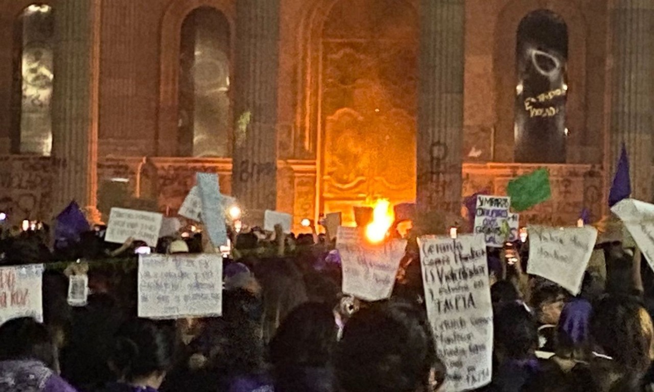 Palacio De Gobierno Arde En Llamas Durante Marcha Del M