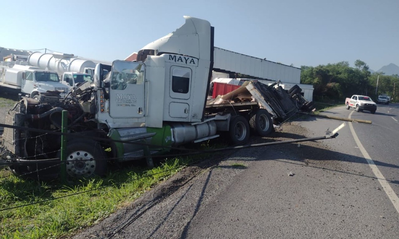 Vuelca tráiler con pollos en Allende hay fila para rapiña