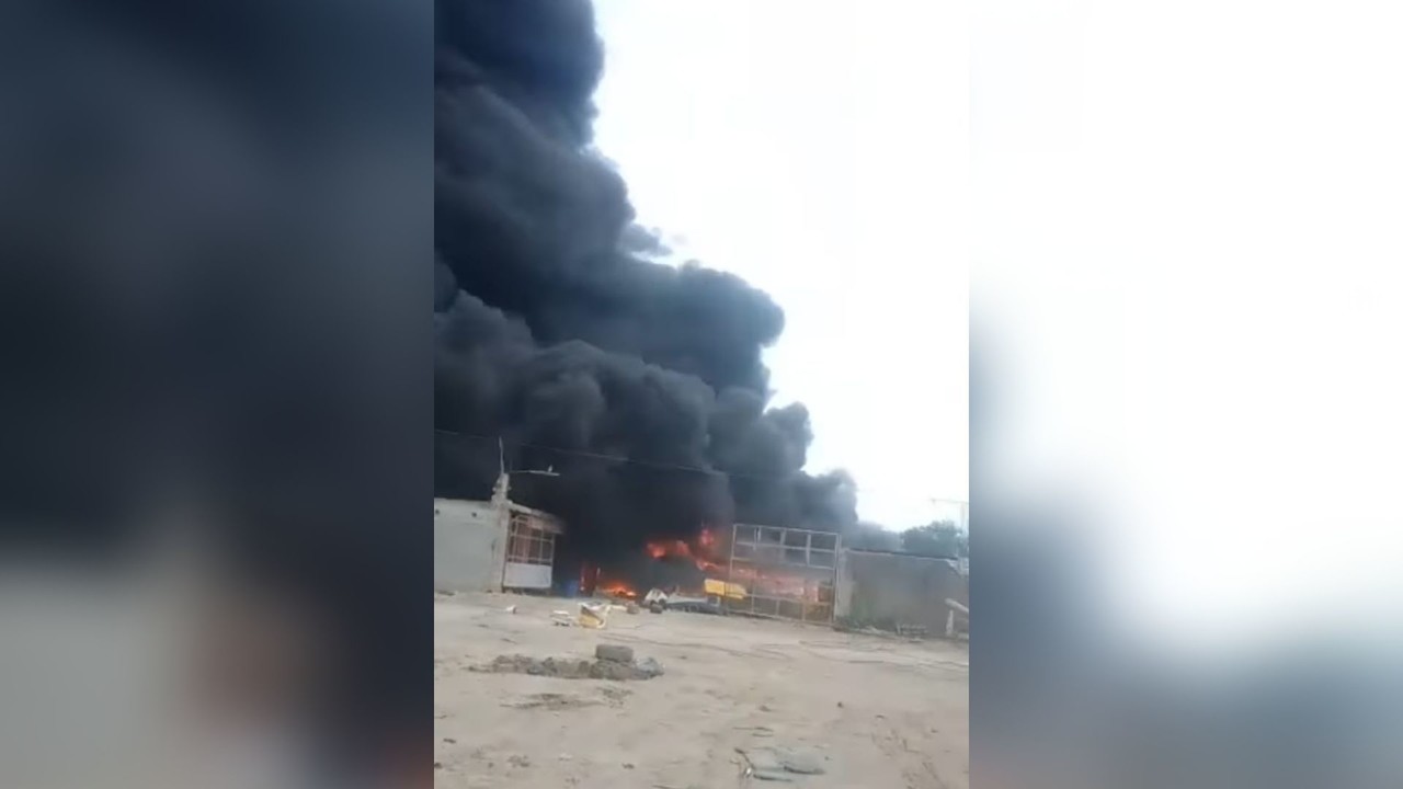 Se incendia recicladora de refrigeradores en Pesquería