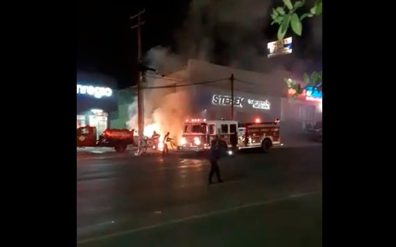 Vehículo es consumido por el fuego en Guadalupe