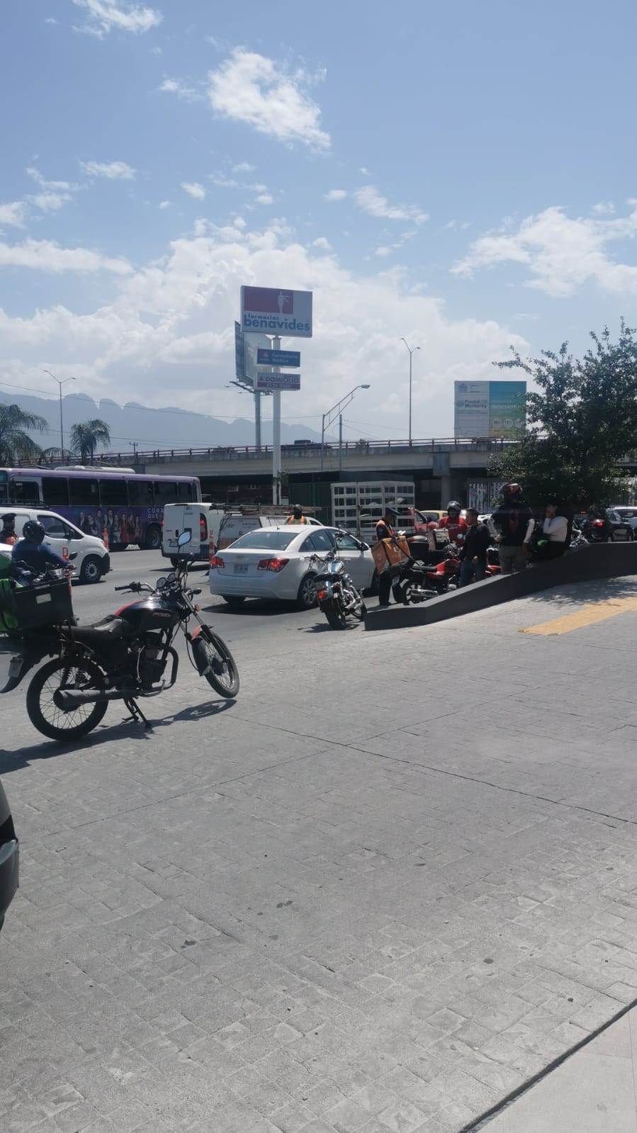 Tránsitos de Monterrey detienen a motociclistas violan ley