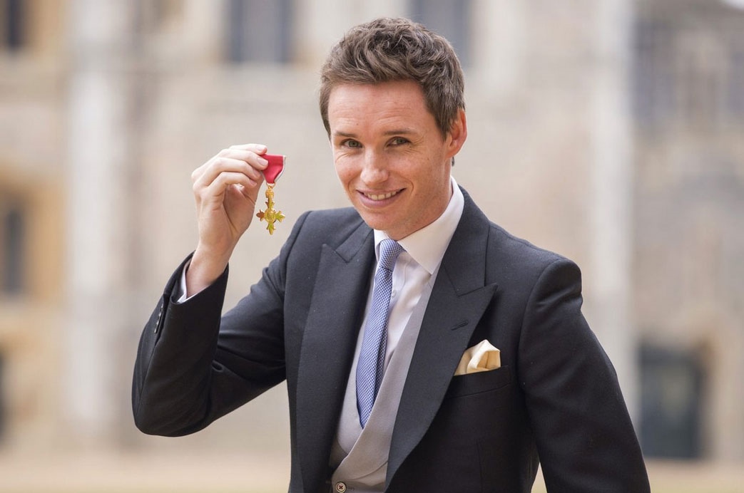 Eddie Redmayne recibe la Orden del Imperio Británico