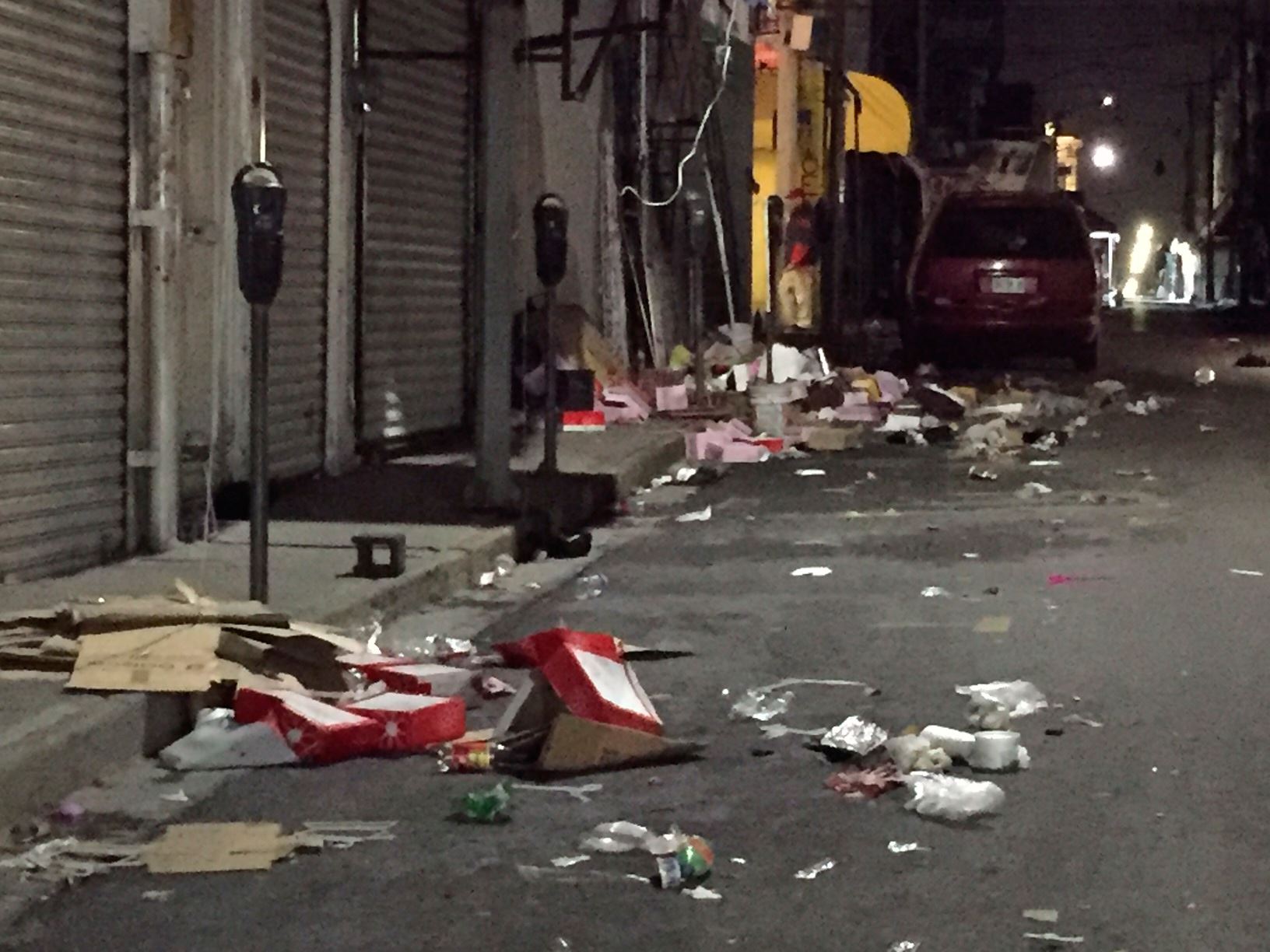 Calles del centro de Monterrey amanecen repletas de basura