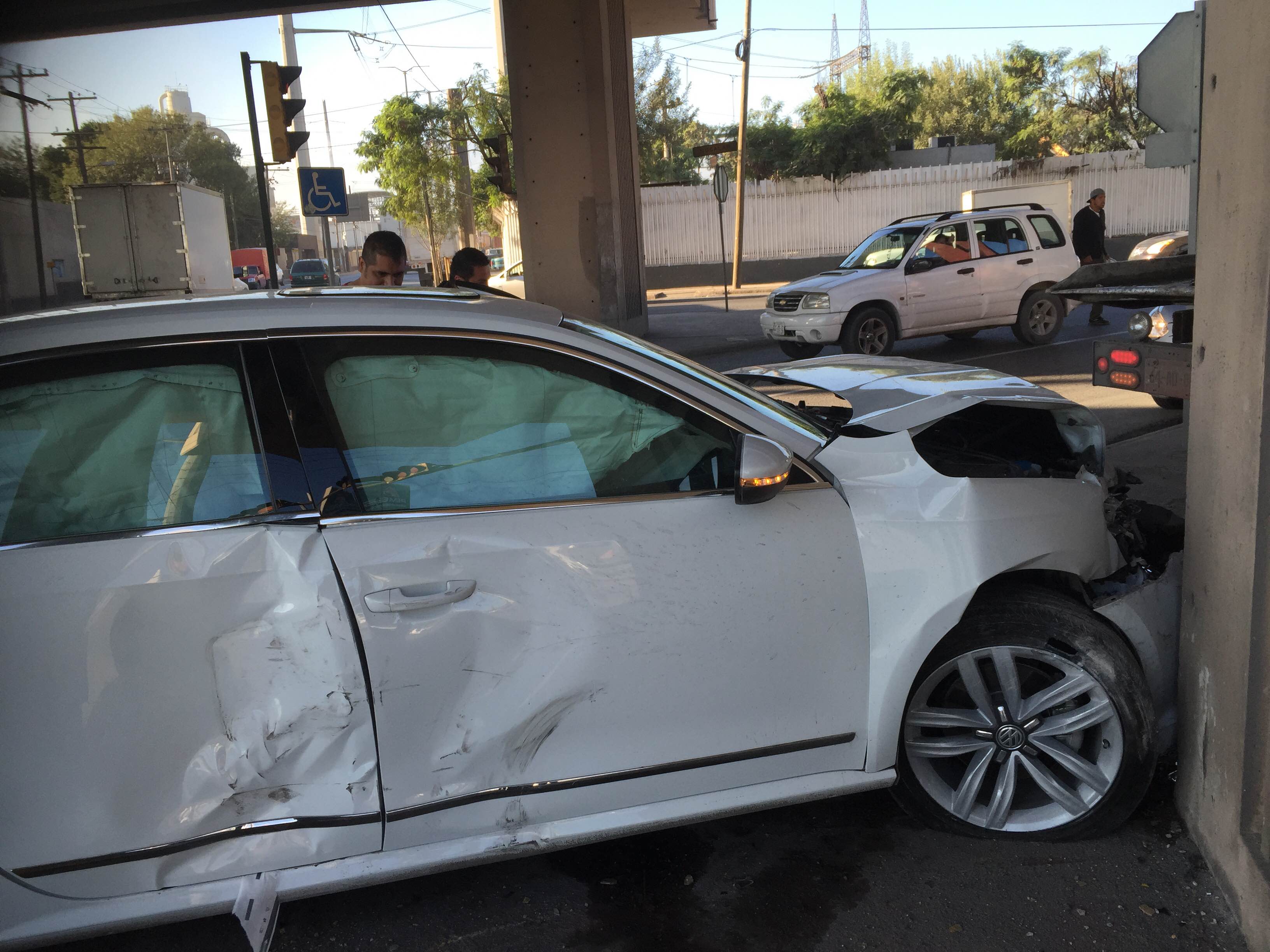 Se pasa semáforo en rojo y protagoniza accidente