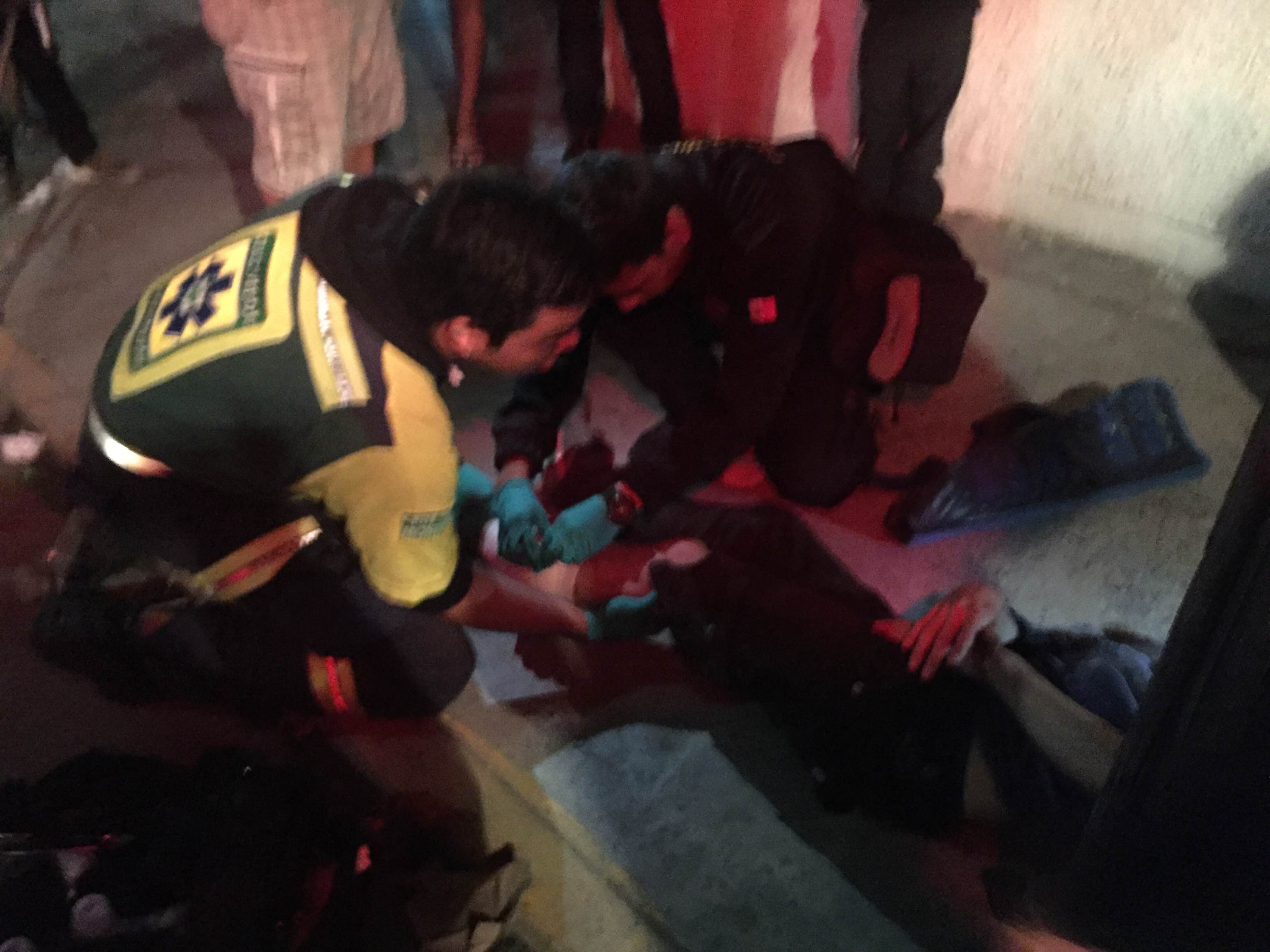 Atropella taxista a joven en patineta