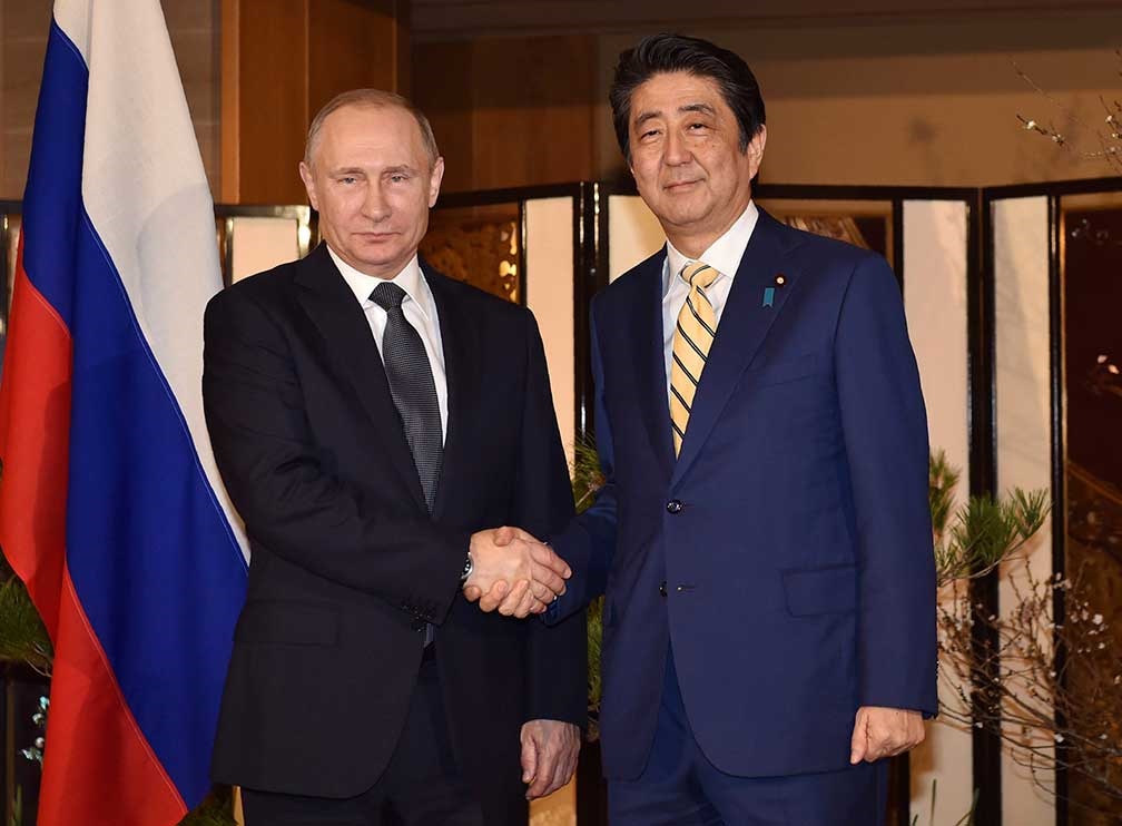 Abe y Putin buscan solucionar conflicto por islas al norte de Japón