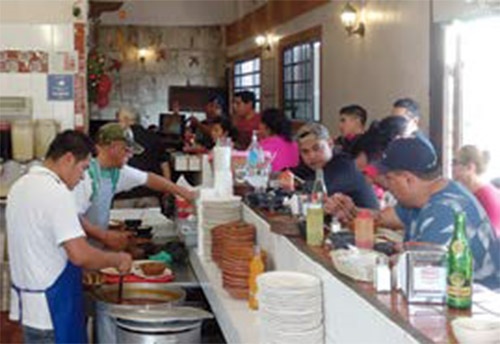Regios saturan restaurantes, fondas y mercados para aliviarse de la resaca
