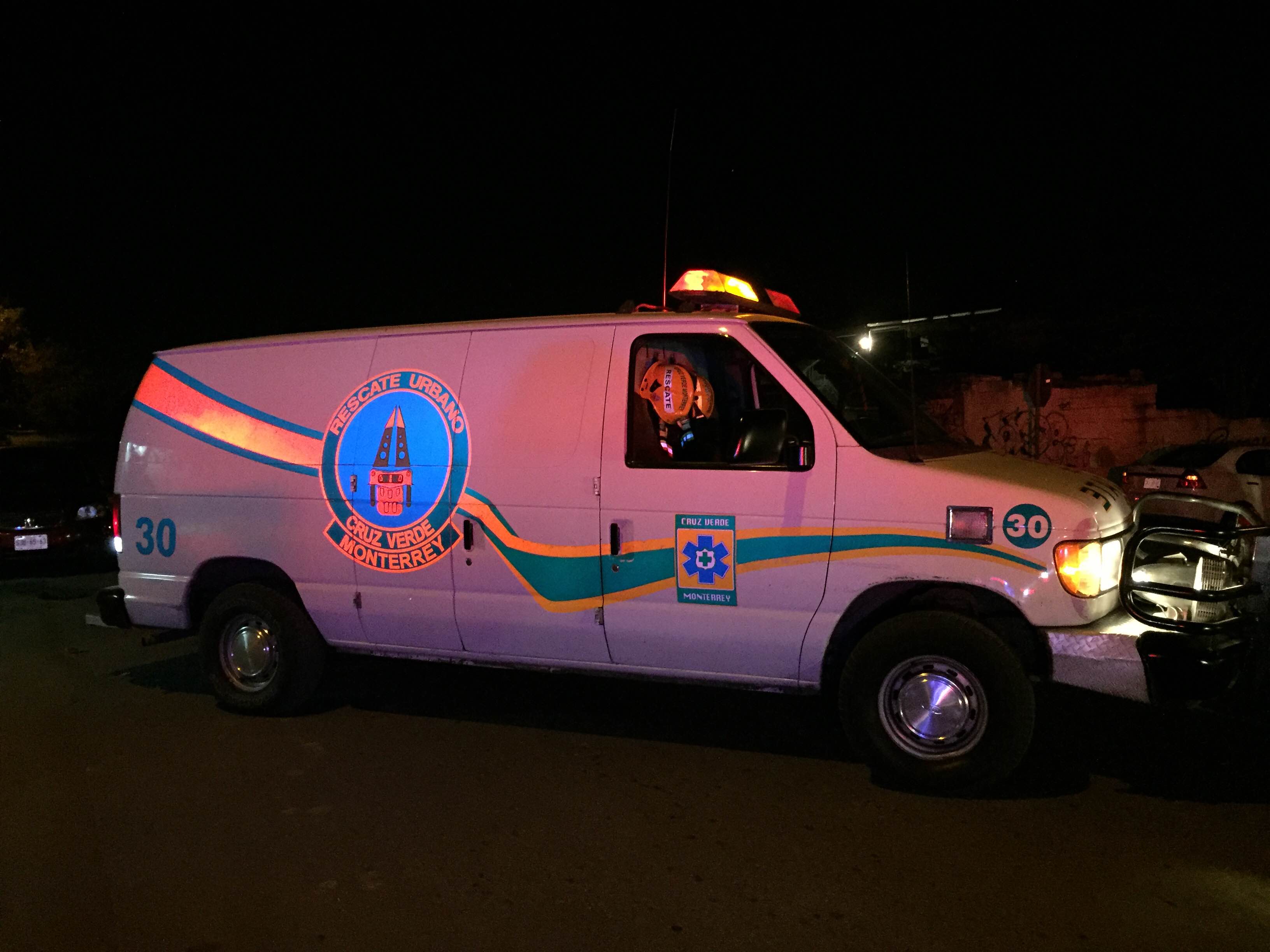 Ebrio dormita y choca contra un auto estacionado y una vivienda