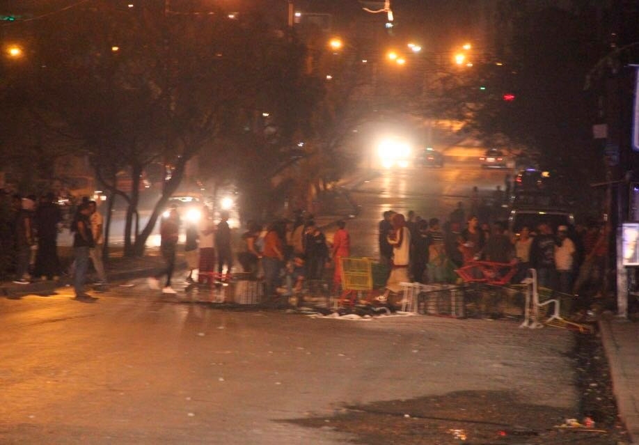 Policías se enfrentan a pedradas y balazos con vándalos, en Monterrey