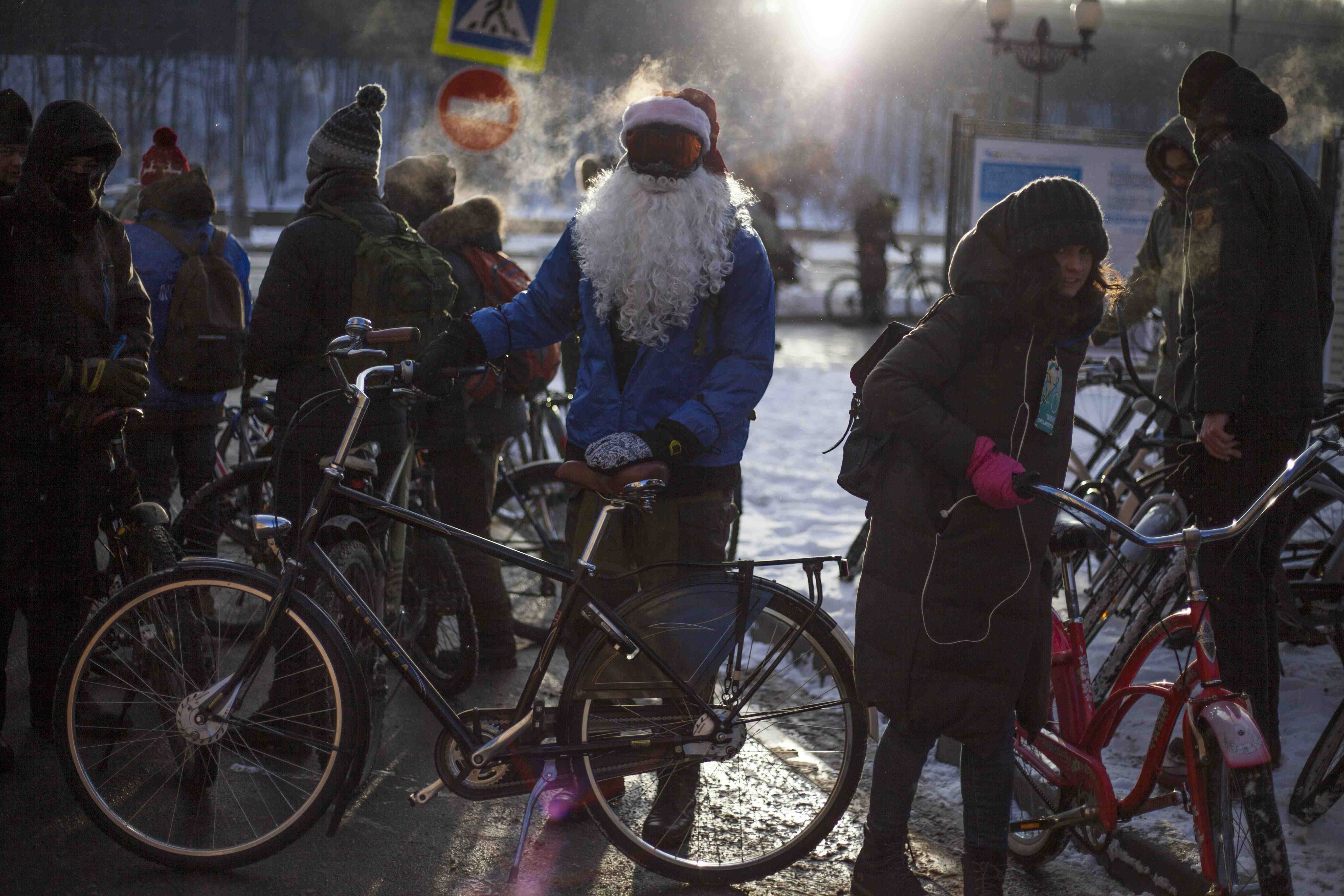 Desafían rusos frío intenso para pasear en bici