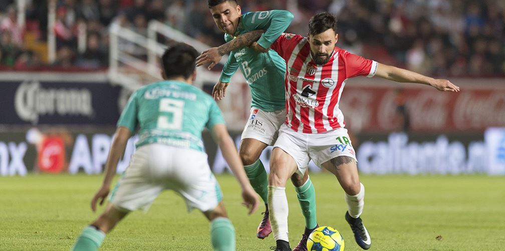 Gana León a Necaxa; reaparecen fallas arbitrales
