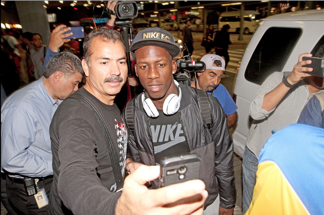 Aterriza nuevo refuerzo, Luis Advíncula