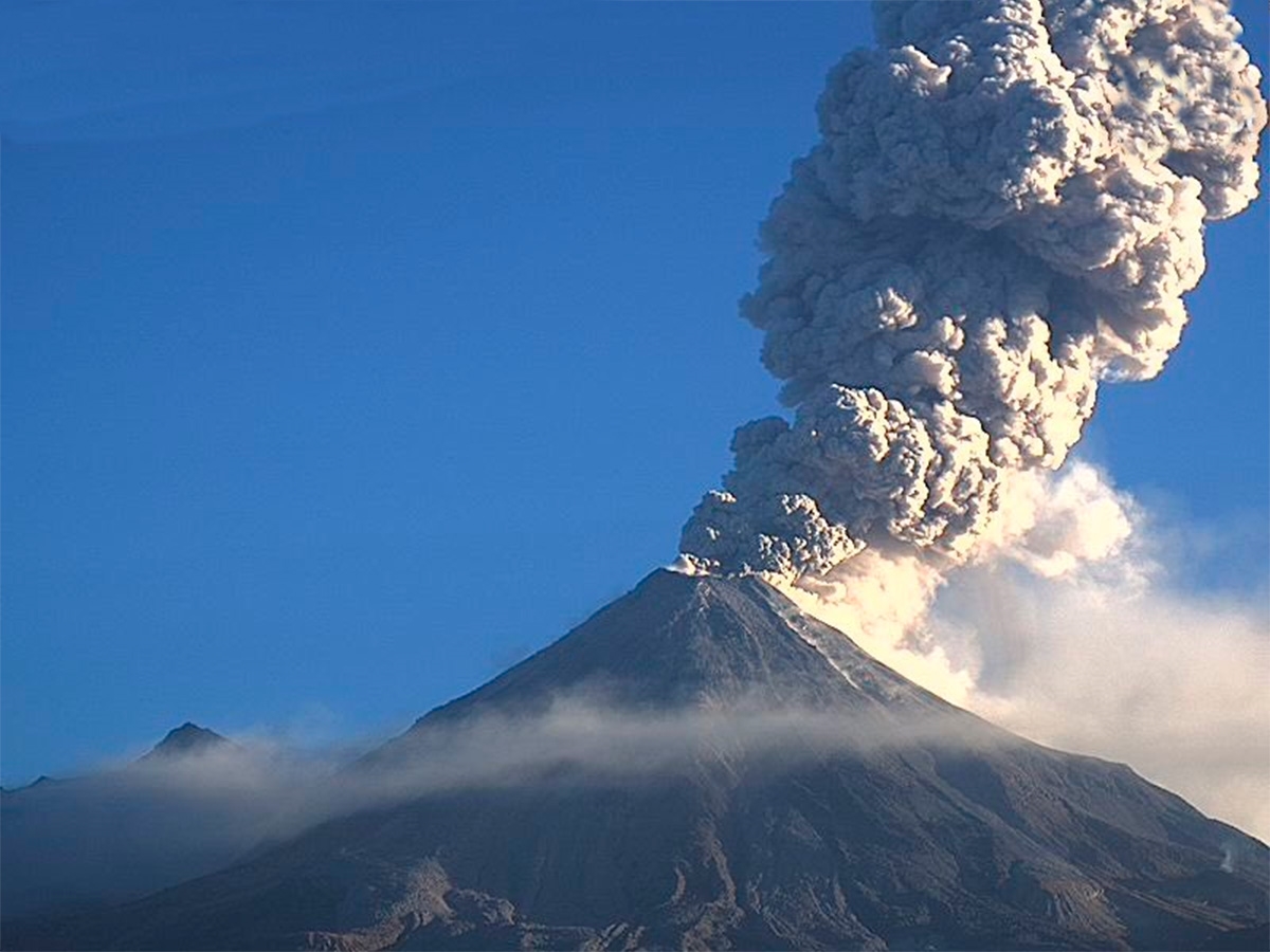 Tras explosión del Volcán de Colima, reportan caída de ceniza en Jalisco