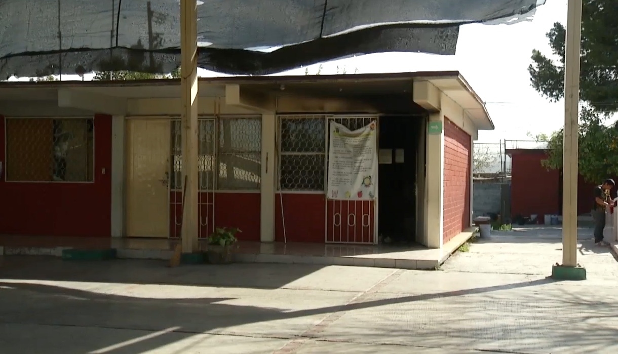 Vándalos incendian plantel escolar de Santa Catarina