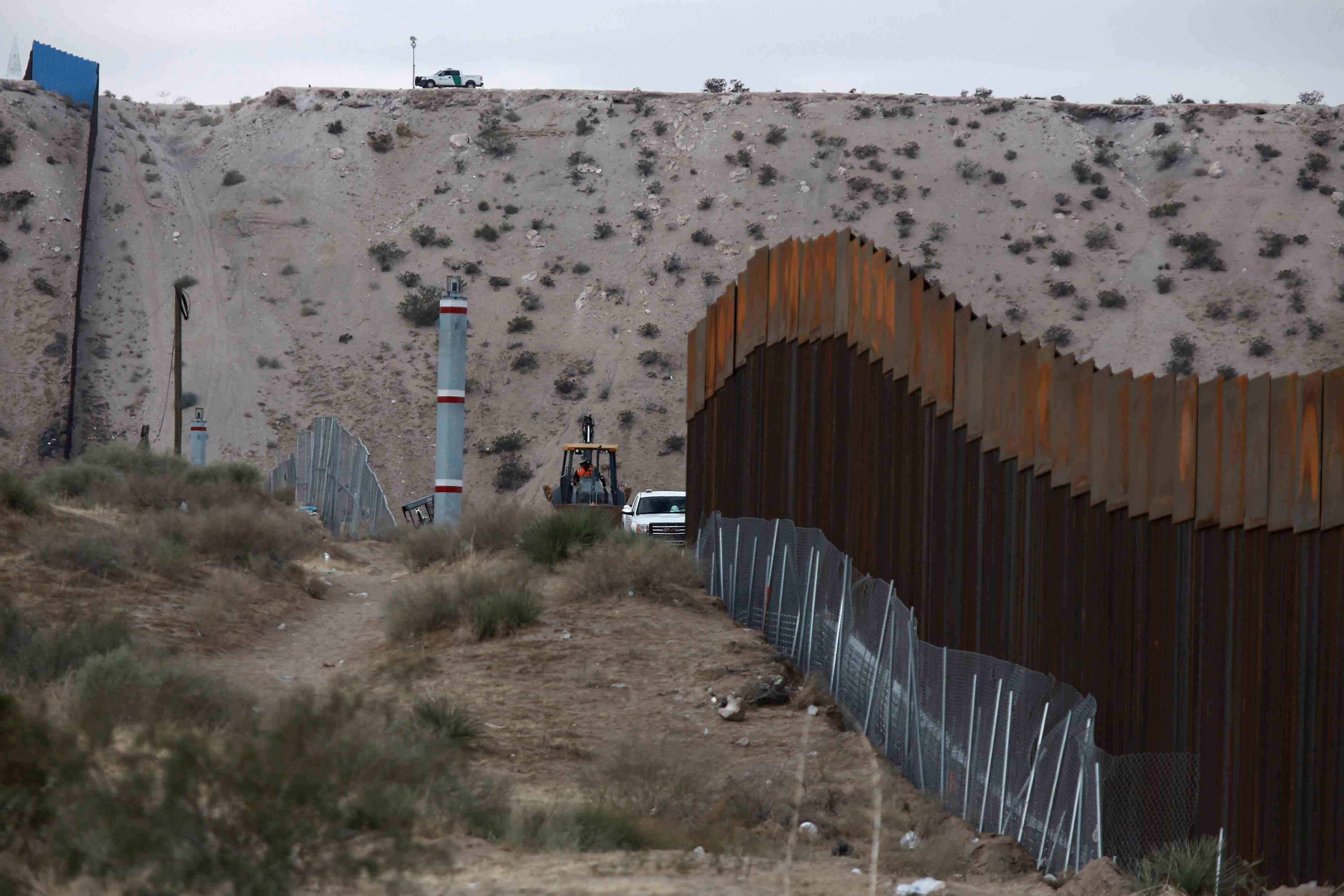 Critica NYT construcción de muro con México
