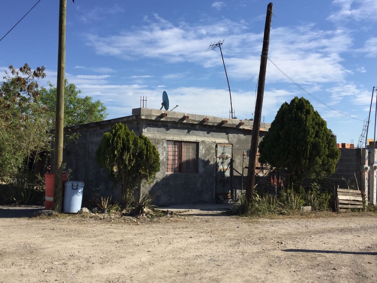 Hombres armados irrumpen en vivienda y plagian a mujer