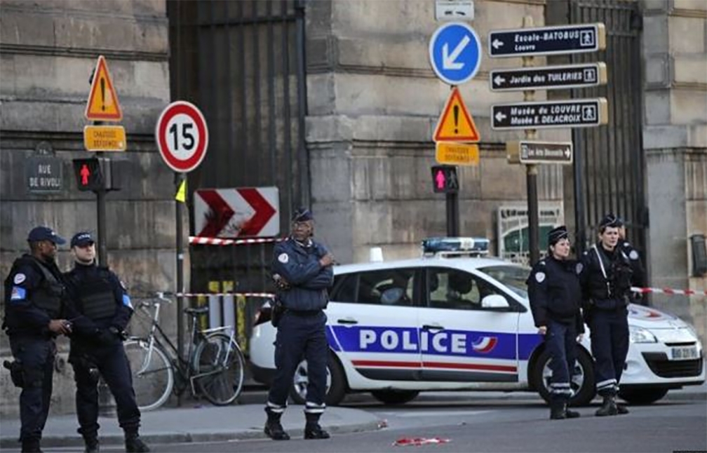 Con operativo de seguridad reabre el museo del Louvre tras ataque
