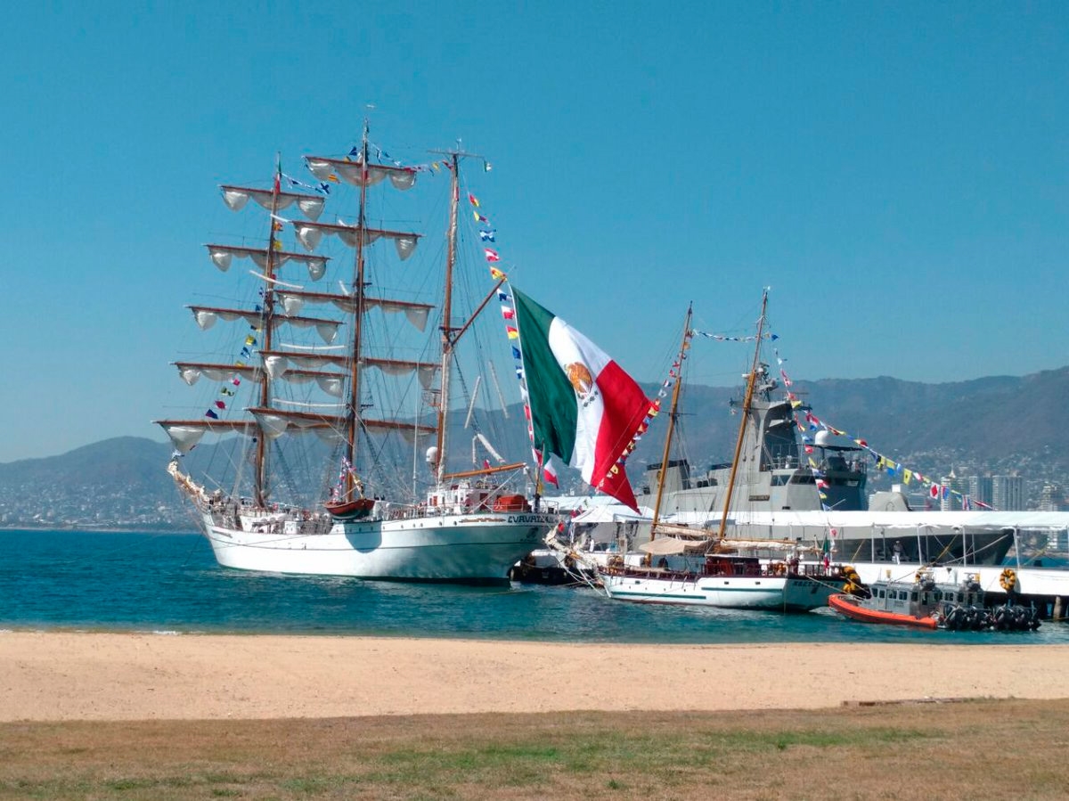 Con mensaje de paz, zarpa de Acapulco el buque Cuauhtémoc