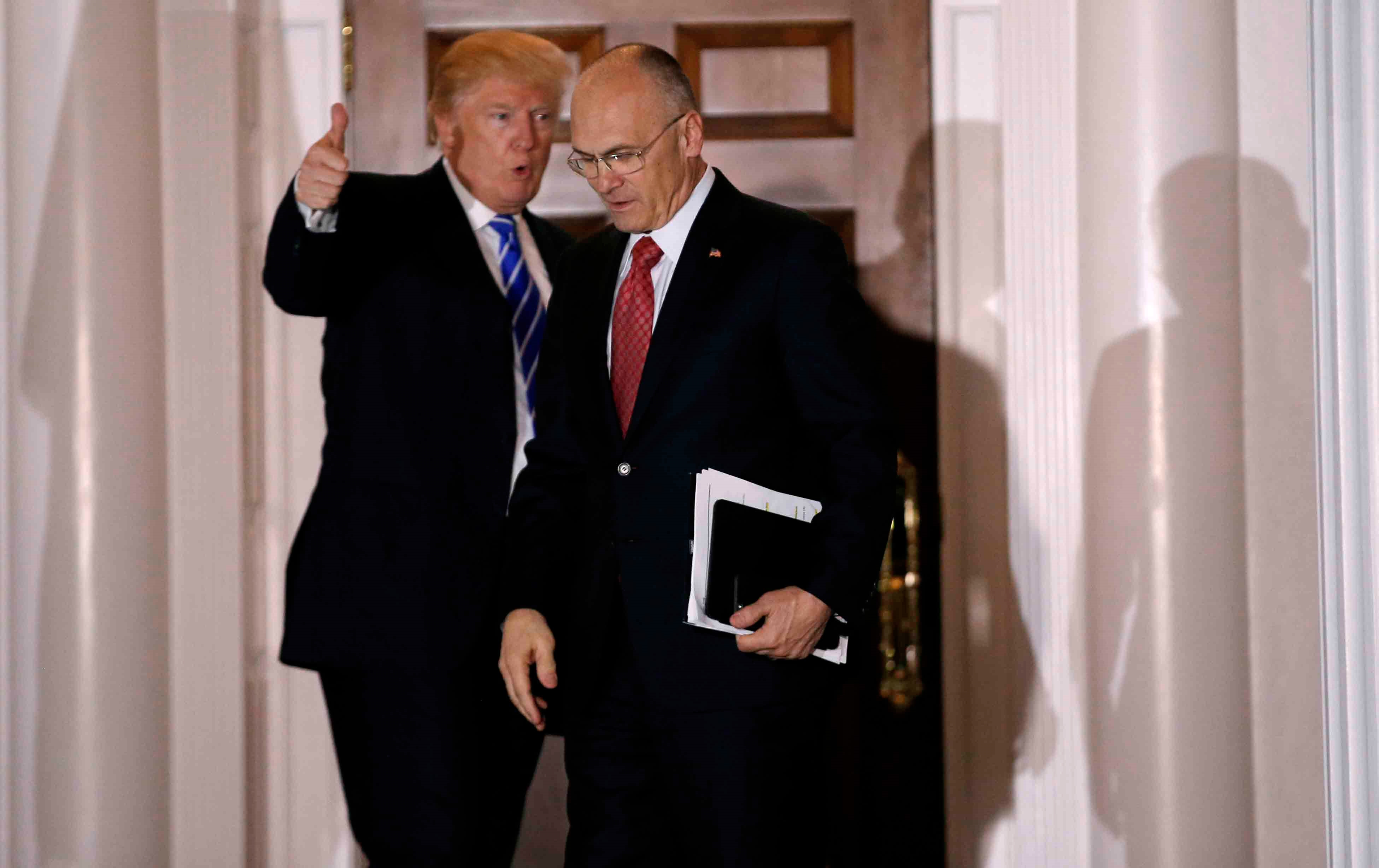 Nominado de Trump admite haber contratado a indocumentada