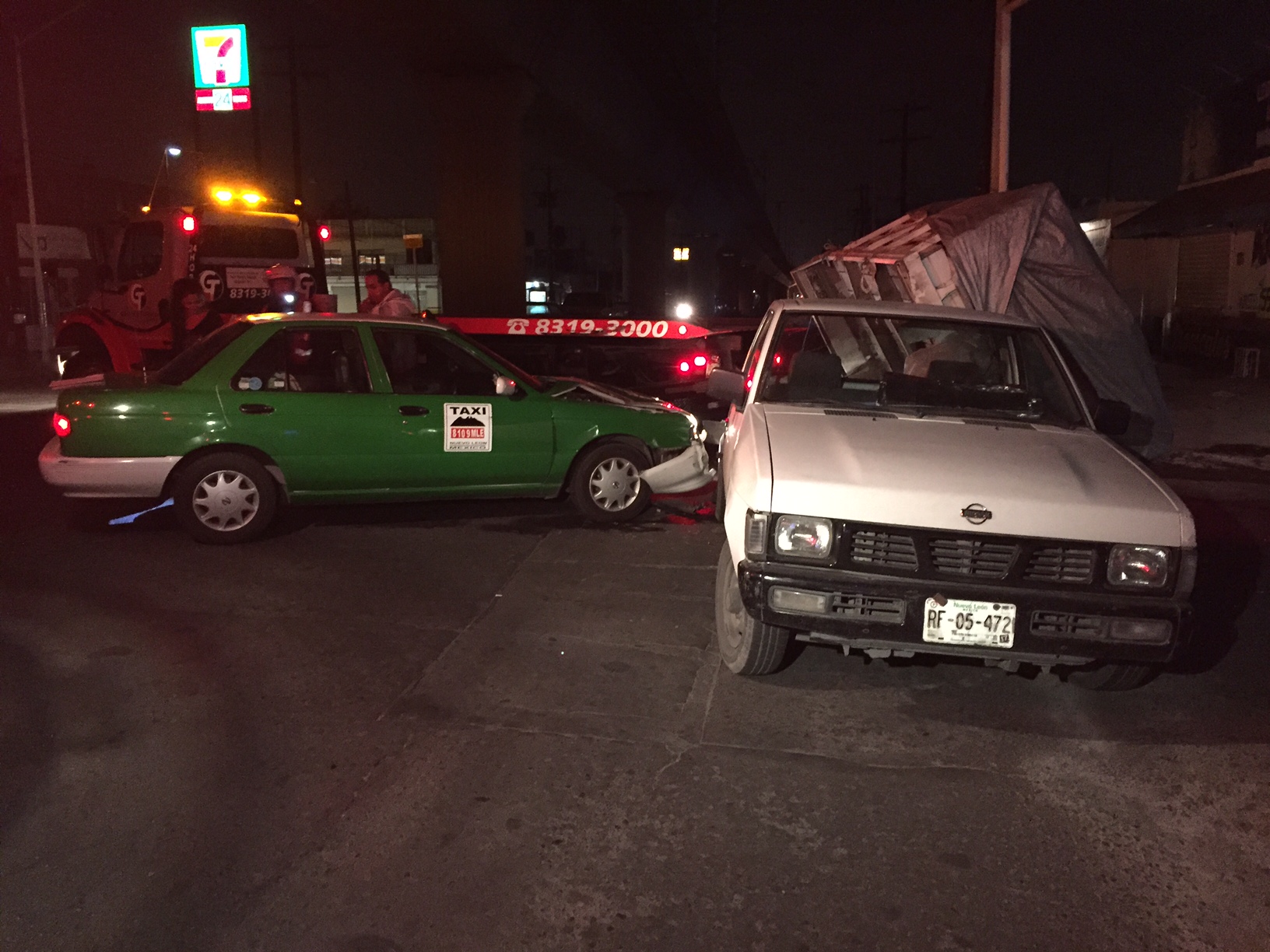 Choque entre taxi y camioneta deja dos pasajeras lesionadas