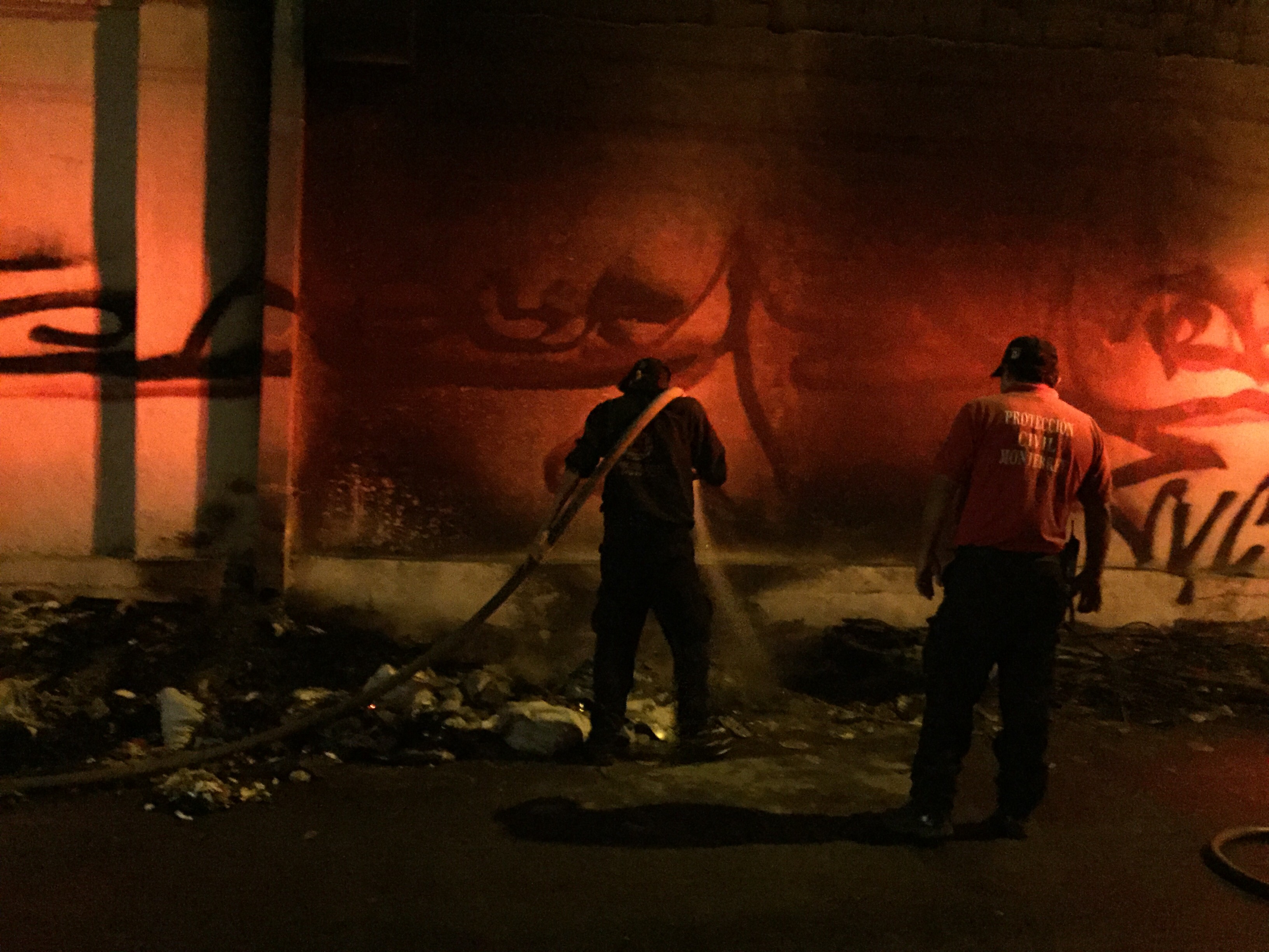 Vándalos incendian basura afuera de papelería