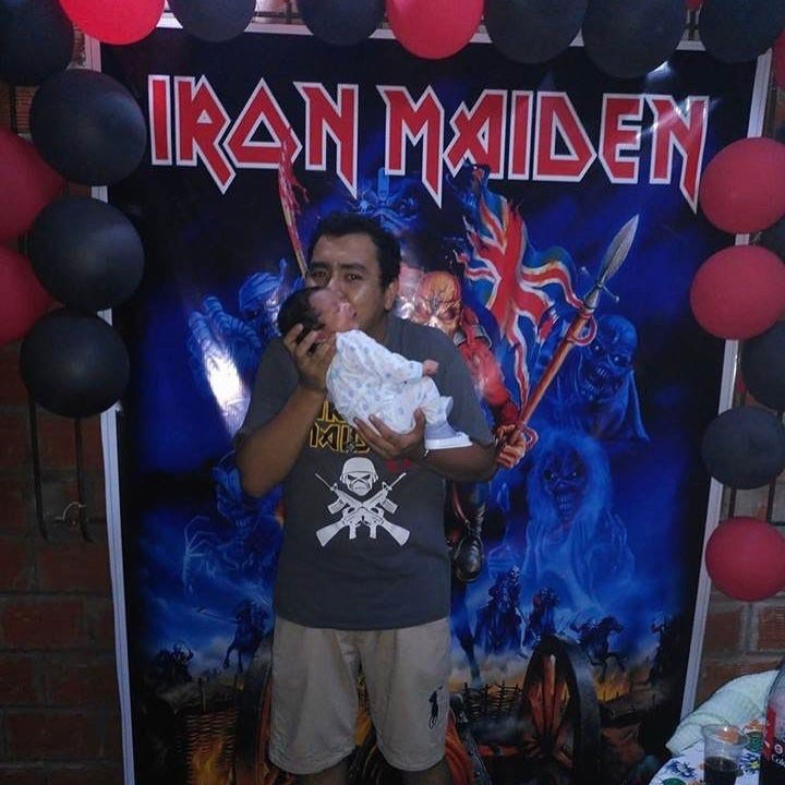 Hombre bautiza a su hijo con el nombre de Iron Maiden
