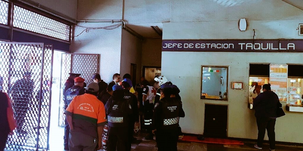 Mujer con debilidad visual cae en las vías del metro de CDMX