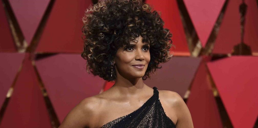Halle Berry se desnuda tras asistir a los Oscar
