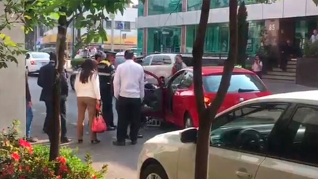 Conductor agrede a policías que trataban de colocar un inmovilizador a su auto