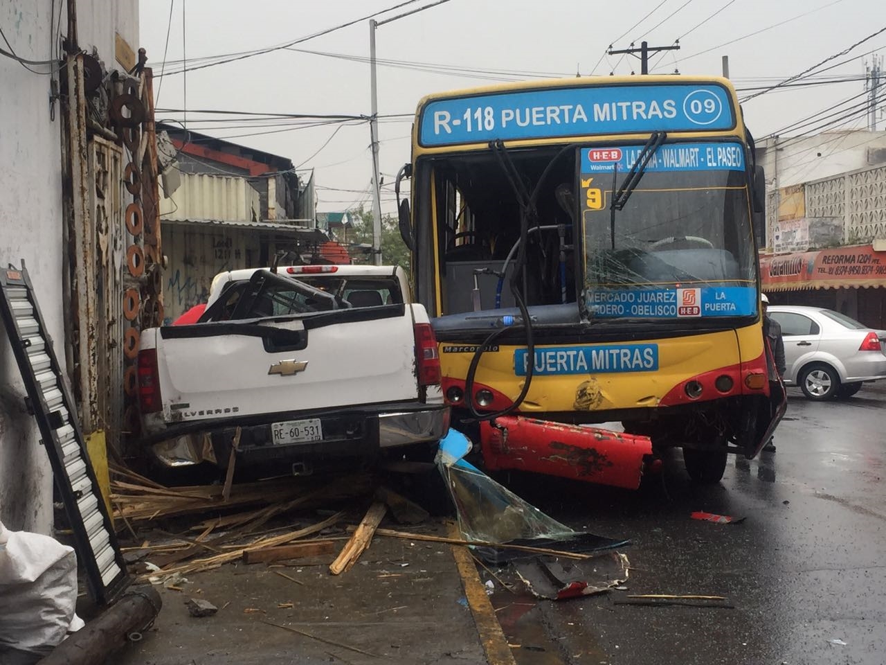 Conductor ignora alto y choca a camión en el centro de Monterrey