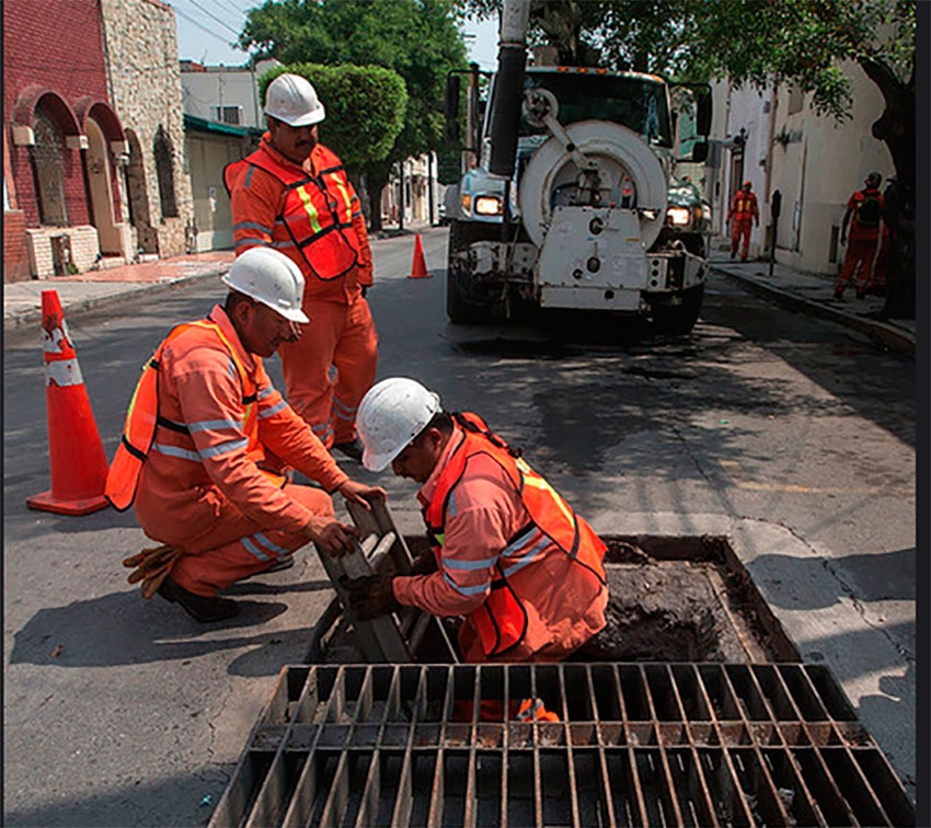 Desazolvan alcantarillas en Monterrey para evitar inundaciones