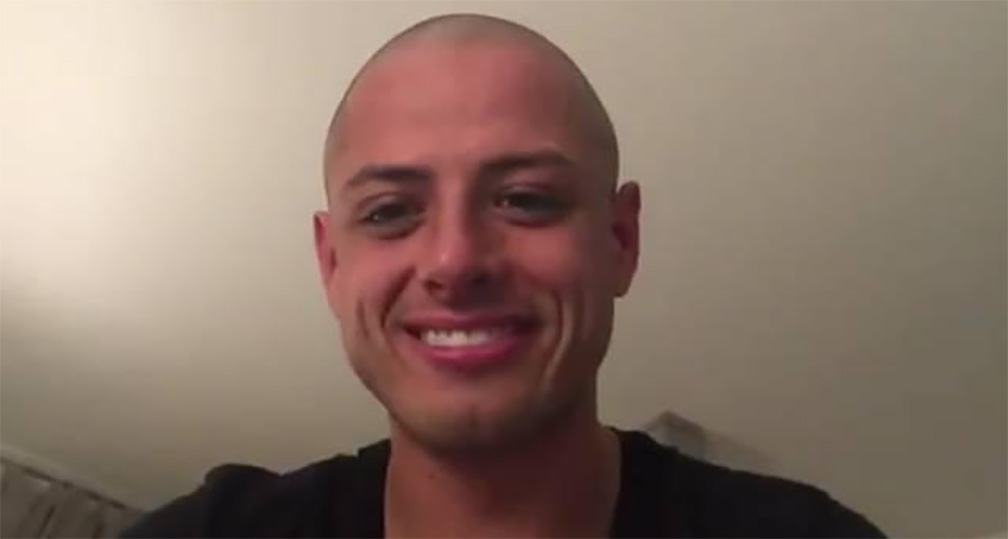 Chicharito paga apuesta a periodista y se rapa