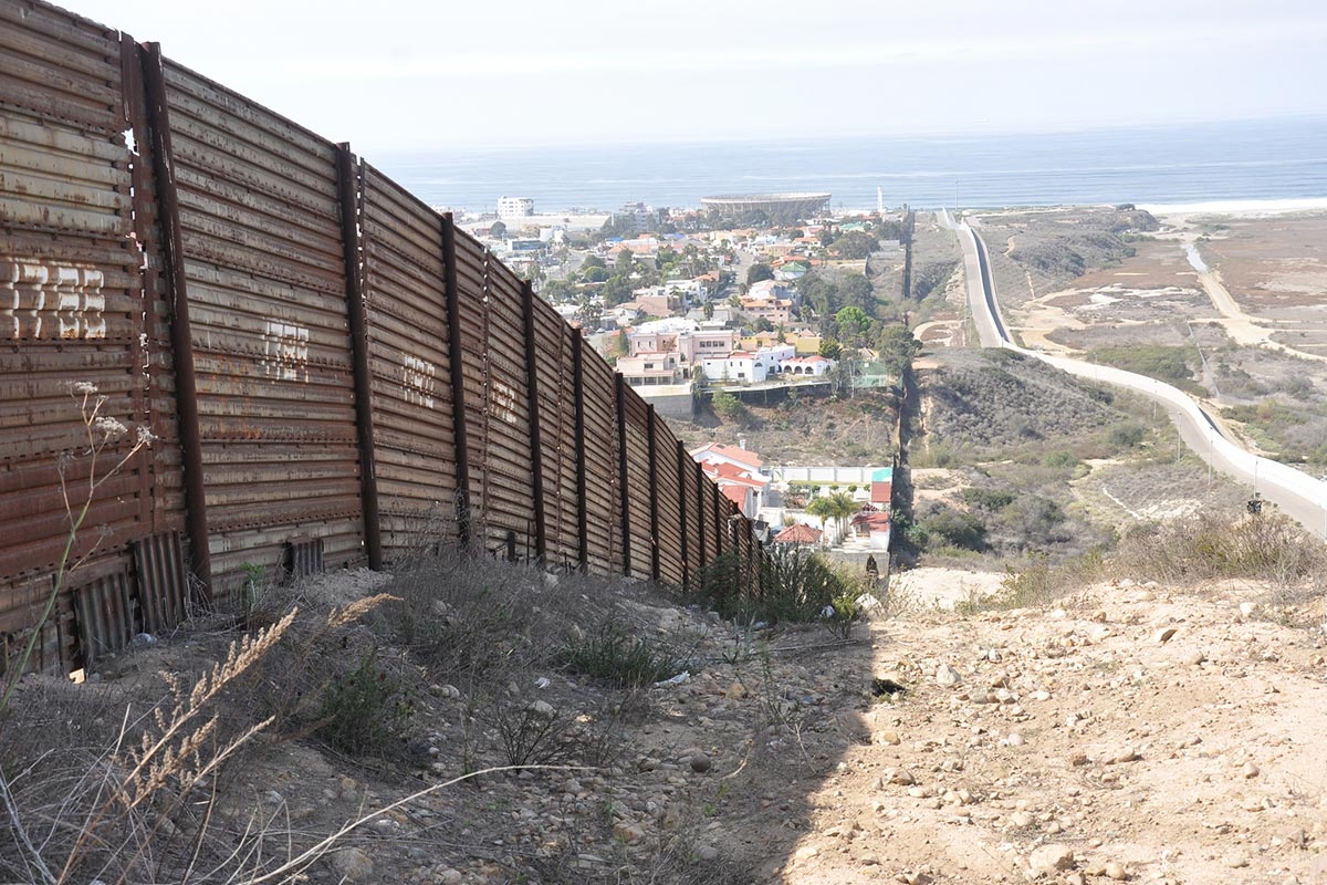 Expropiar tierras para muro de Trump tomaría muchos años: WSJ