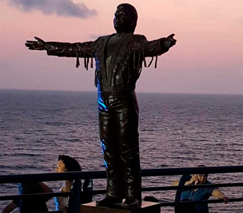 Develan estatua del Divo de Juárez en Acapulco