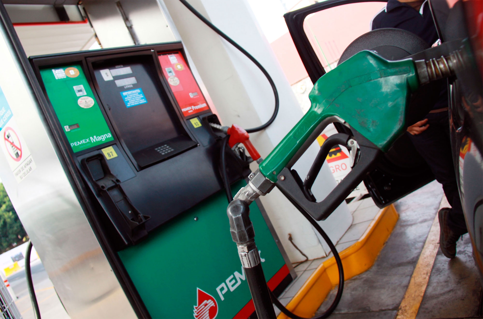 Precios de gasolinas Magna y Premium subirán dos centavos este viernes
