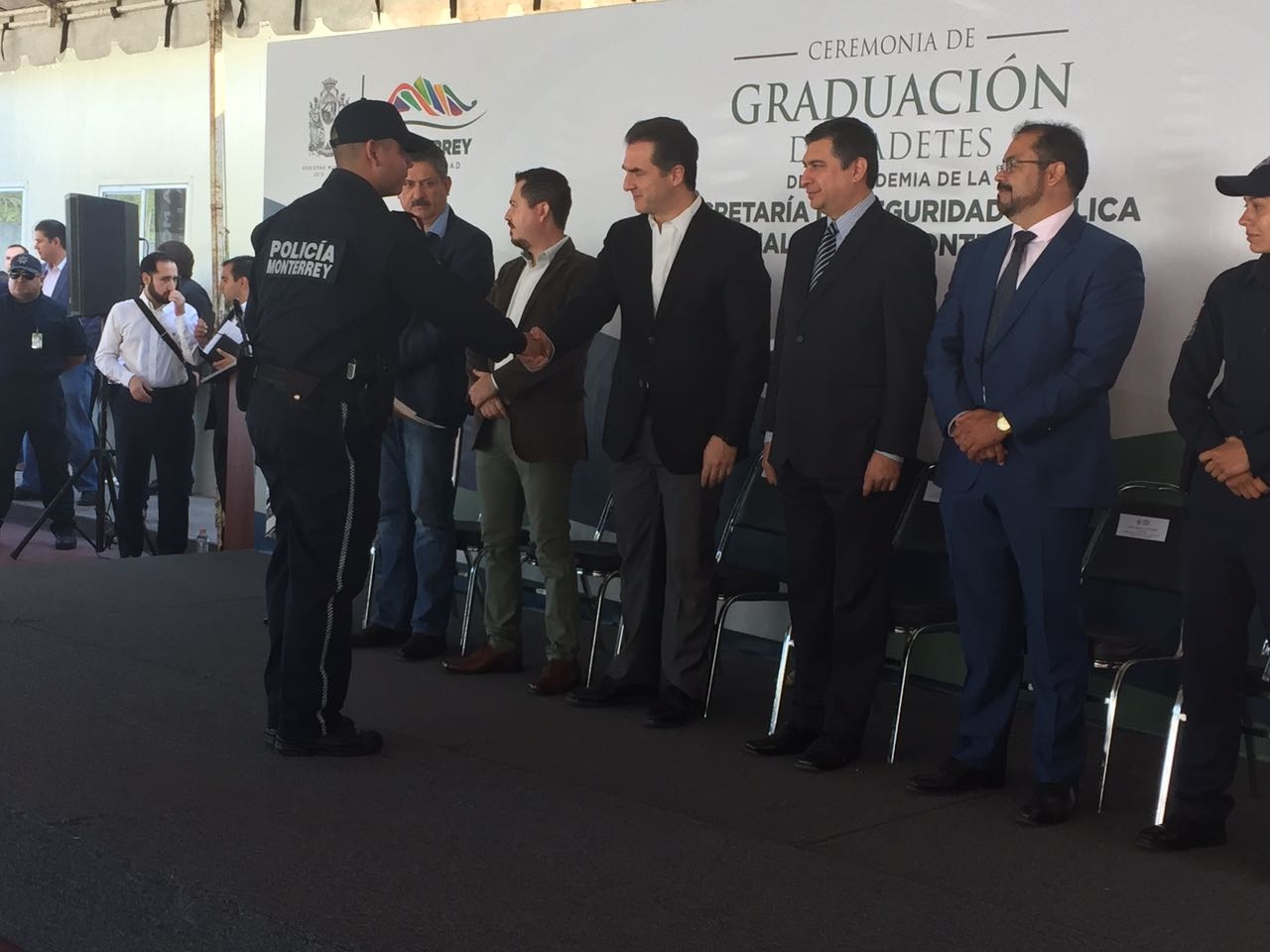 Elementos de policía en Monterrey se gradúan