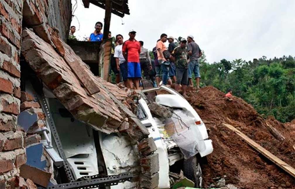 Un muerto y 26 desaparecidos dejó un alud de tierra en Indonesia