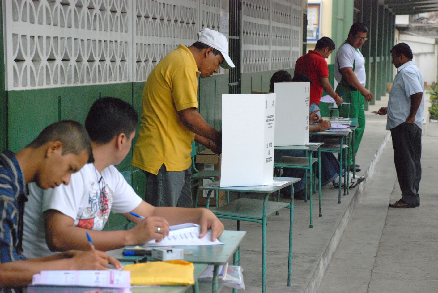 Arranca segunda vuelta de presidenciales en Ecuador