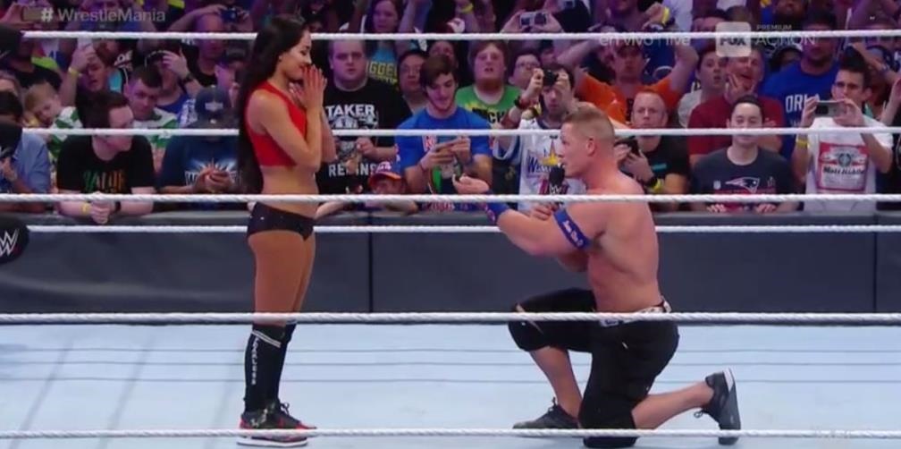 John Cena le propone matrimonio a Nikki Bella en el ring