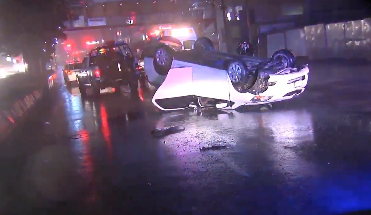 Hombres roban auto y vuelcan al sur de Monterrey