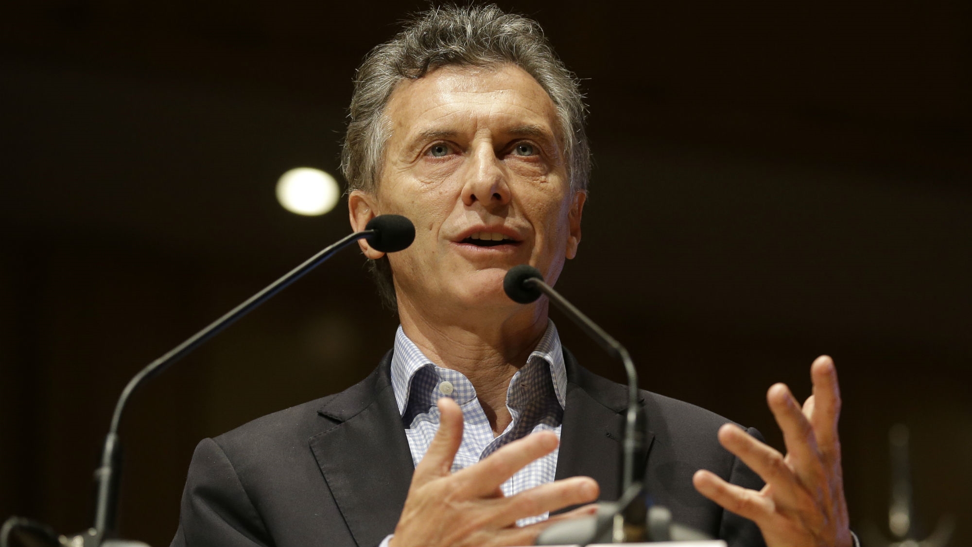 Escántalos y protestas no afectan popularidad de Macri