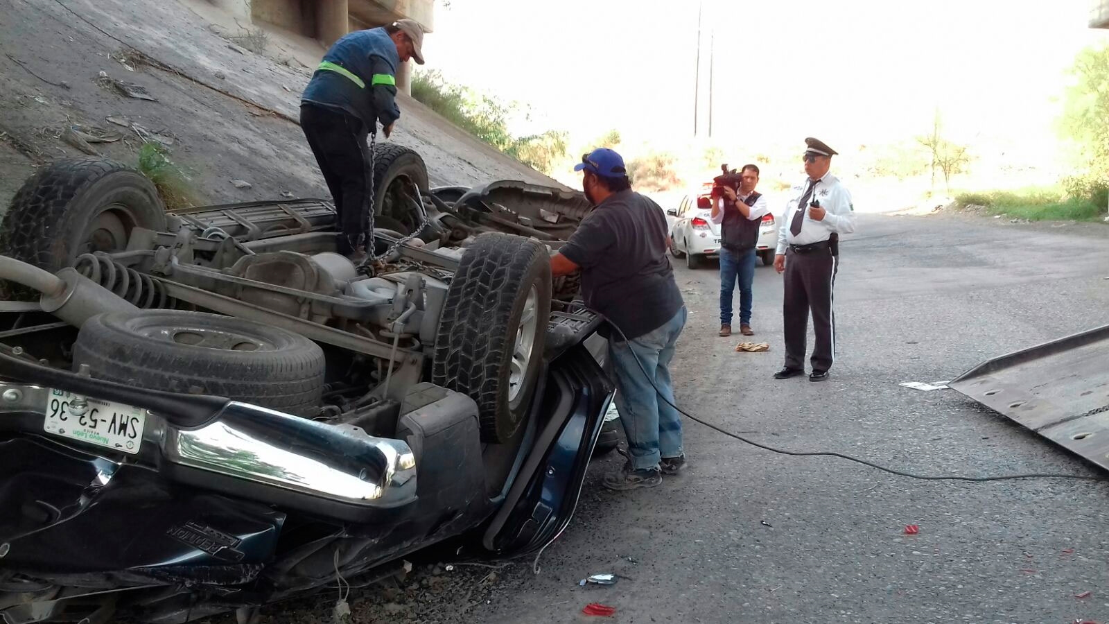 Vuelcan camioneta y caen 10 metros