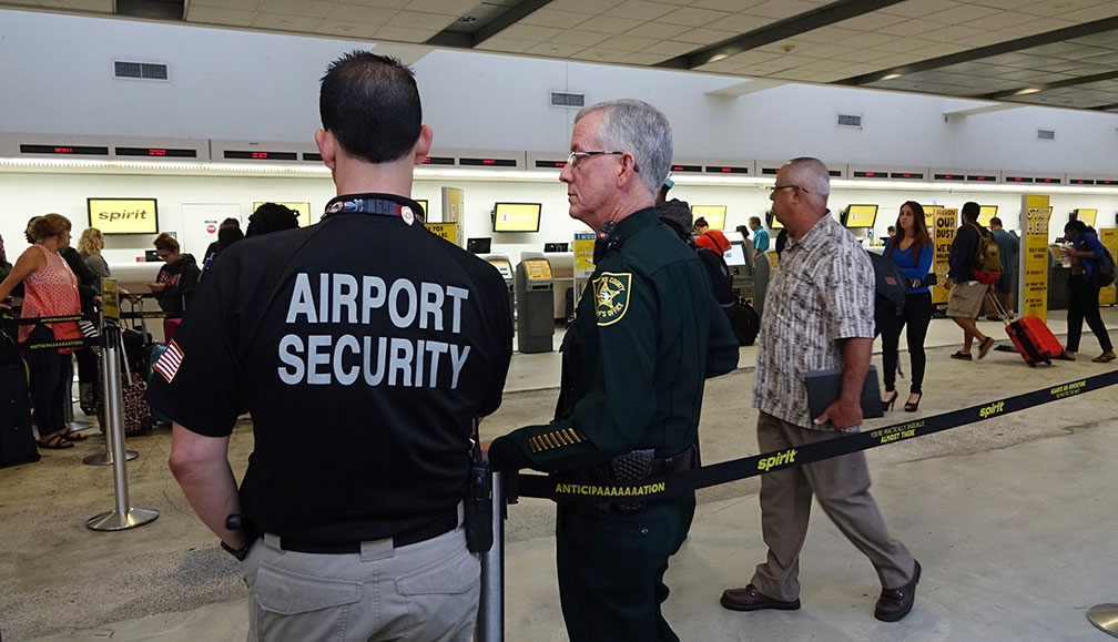 Caos en un aeropuerto de Florida por vuelos cancelados