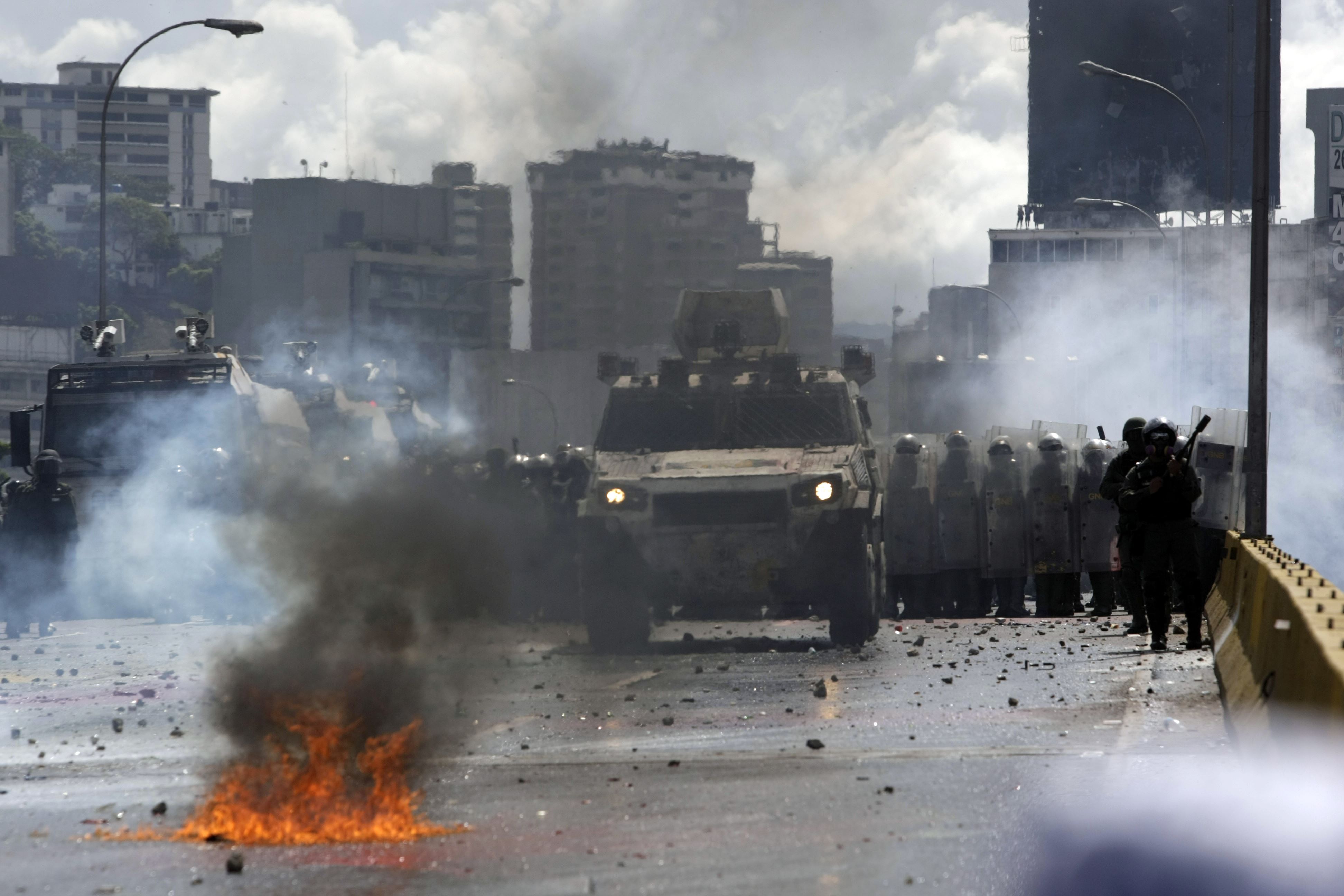 Disuelve policía marcha en honor a las víctimas de protestas en Venezuela
