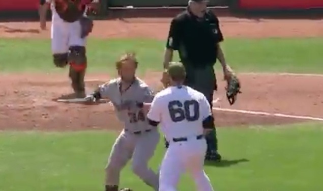 Se trenzan a golpes en el beisbol de las Grandes Ligas