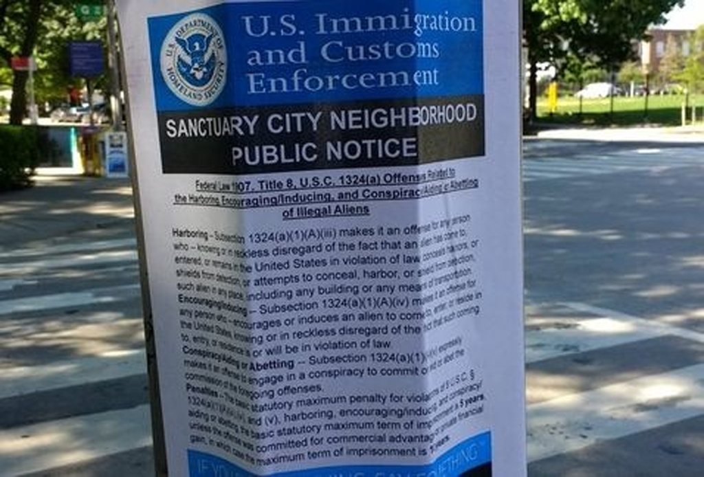 Con carteles falsos, piden en EUA denunciar a los indocumentados