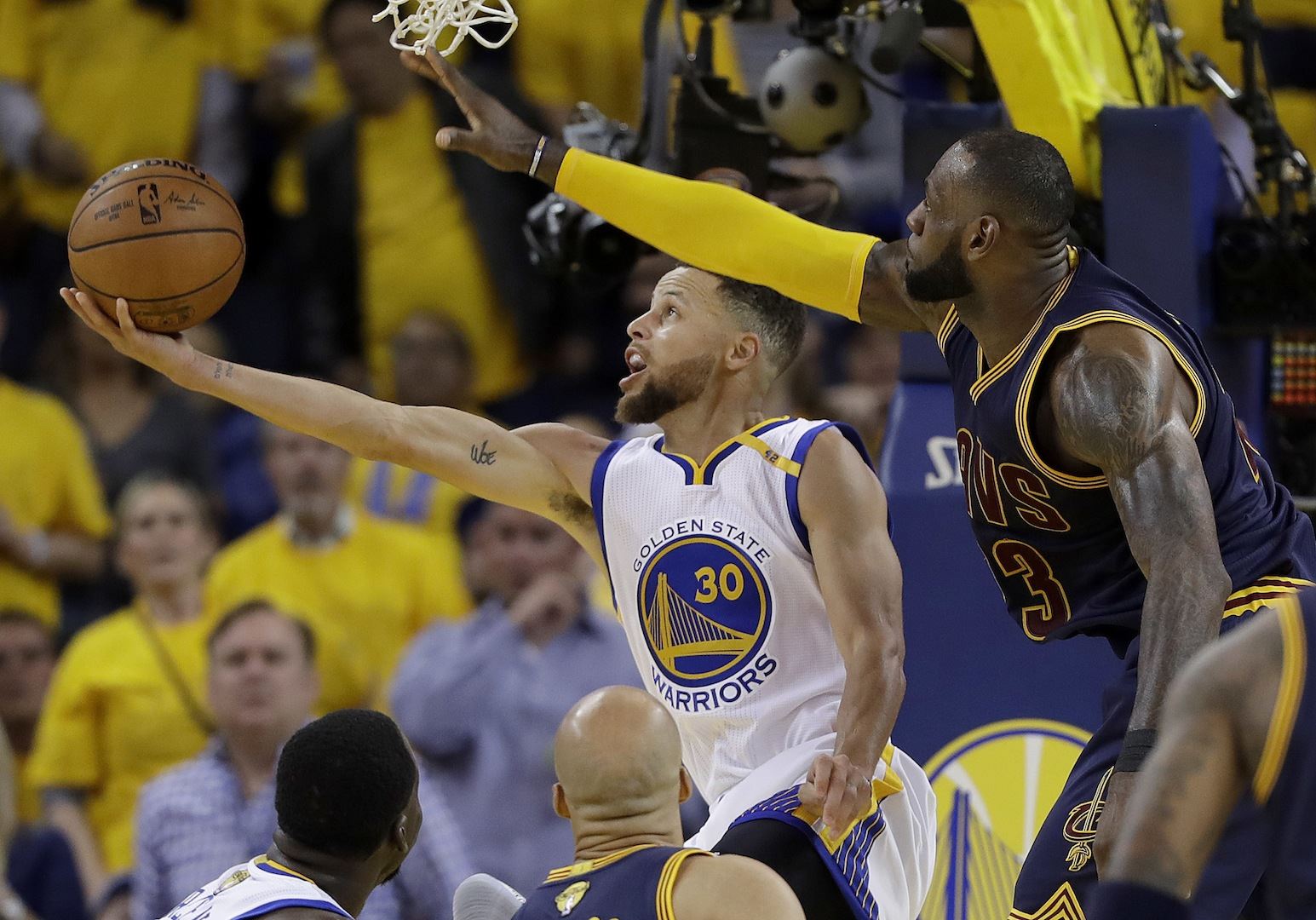 Warriors arrasa con Cavaliers en comienzo de las finales