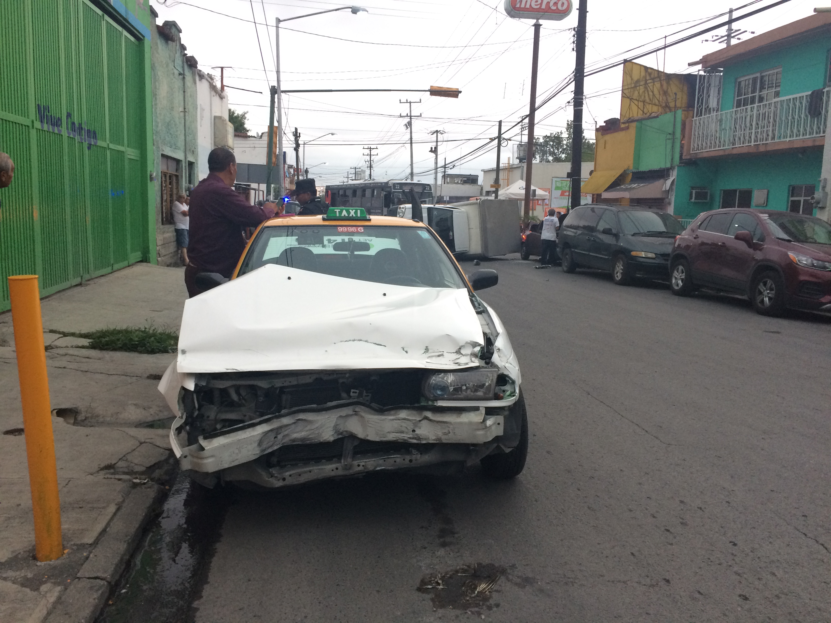 Camioneta es impactada, vuelca y cae sobre auto en la colonia Nuevo ...